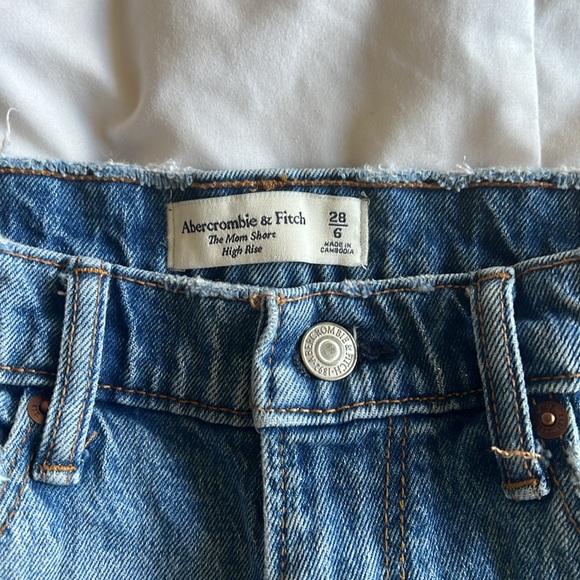 Abercrombie “The Mom Short High Rise” Jean Shorts - Picture 3 of 6
